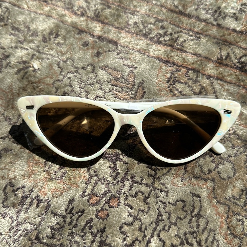 Free people Olympic cat eye sunglasses in PEARL (sold out)